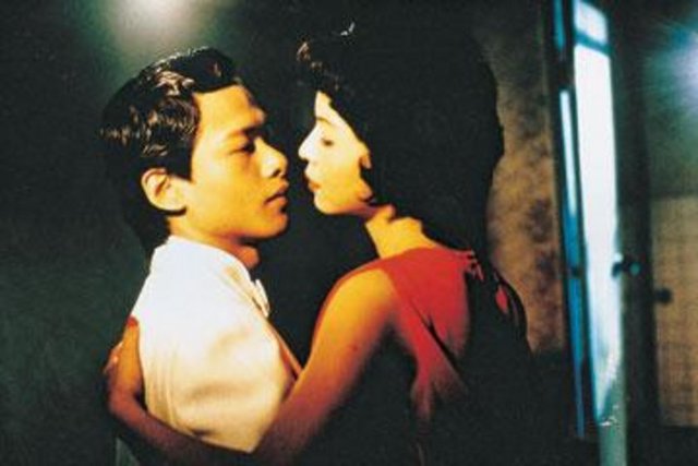 8-Delik (Dong / The Hole) (1998): Bir delik, bir virüs, birbirine zıt iki karakter ve onların absürt ruh halleri... Tsai Ming-Liang'ın gözünden minimalist bir müzikal portresi çizen eser, komşuluk meselesinden soyut bir aşk çerçevesi çıkarmasıyla ilgi çekebiliyor. Garip, slapstick, absürt ve derinlikli komedi anlayışı da buradan yükseliyor. Umutlu olurken hüzünlü, dingin olurken çarpıcı durmayı becerebilen, özel bir yeni milenyum portresine açılıyor.