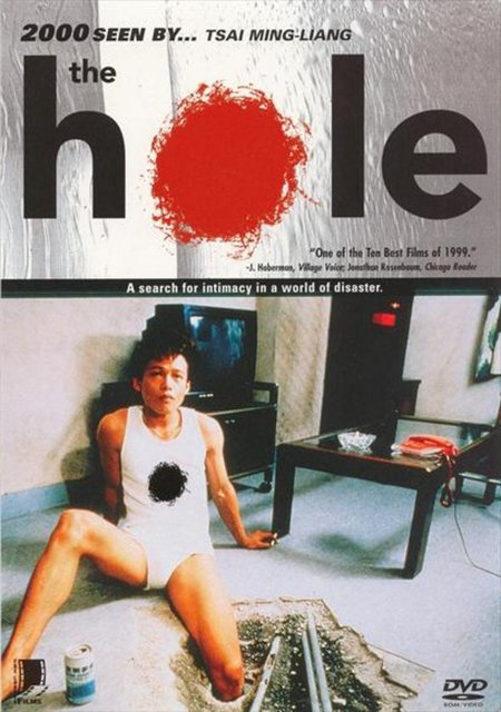 8-Delik (Dong / The Hole) (1998): Bir delik, bir virüs, birbirine zıt iki karakter ve onların absürt ruh halleri... Tsai Ming-Liang'ın gözünden minimalist bir müzikal portresi çizen eser, komşuluk meselesinden soyut bir aşk çerçevesi çıkarmasıyla ilgi çekebiliyor. Garip, slapstick, absürt ve derinlikli komedi anlayışı da buradan yükseliyor. Umutlu olurken hüzünlü, dingin olurken çarpıcı durmayı becerebilen, özel bir yeni milenyum portresine açılıyor.