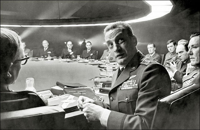 5-Garip Doktor (Dr. Strangelove or: How I Learned to Stop Worrying and Love the Bomb) (1964): Soğuk Savaş'ın orta yerinde bir Sovyetler Birliği-ABD didişmesinin adresi. Peter Sellers'ın üç karakterli portföyüyle başta Amerikan başkanı olmak üzere 'lider' tanımlarına büründüğü eser, içeriden gelen tehdit meselesine 'politik taşlama' omurgasından çözüm arıyor. Bunu yaparken de Stanley Kubrick'in ilk sinsiliklerinden birine dönüşüyor.