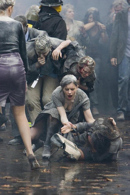 3-Kehanet (Knowing) (2009): Parapsikolojik felaket filmi formülünü geleneksel felaket filmlerinin 'inat'ına bozup 'kıyamet'e yönlendiren, bunun arkasına da 'küresel ısınma' paranoyasını alan bir Alex Proyas mucizesi denebilir. Nicolas Cage'in belki de son yıllardaki tek akılda kalan eseri, 'ya sonra ne olacak?' düşüncesi üzerine sunduğu egzersize ulaşırken 'gizemli' tablosuyla da dikkat çekiyor. Kıyametin alametini incelemeye alırken, tarafını da iyi belirliyor.