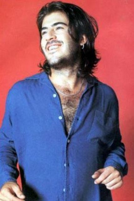 "KAR BEYAZ" DEDİĞİ ÖLÜM BİR YAZ GÜNÜ ONA GELDİ - Kerim Tekin, henüz 23 yaşındaydı... Ölümünün üzerinden uzun yıllar geçti ama onu bir kuşak hala Kar Beyazdır Ölüm adlı şarkısıyla hatırlıyor. -