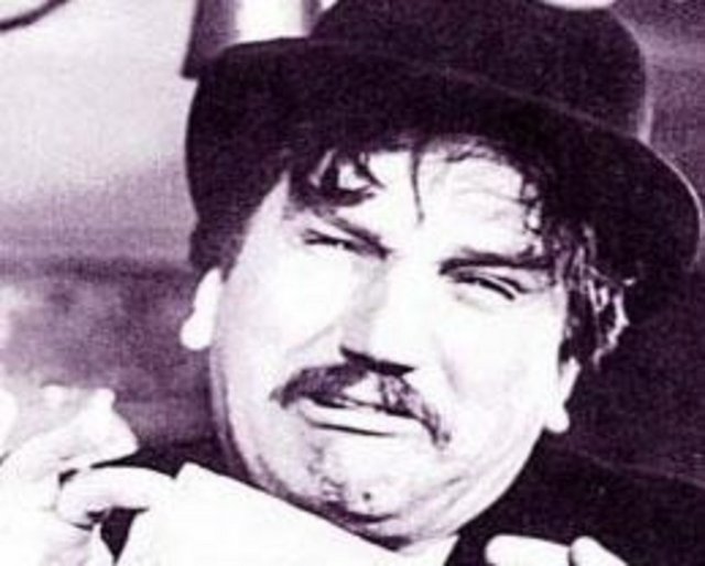 Daha sonra Pandispanya adlı bir mizah dergisi de çıkaran Tekçe, döneminin en başarılı erkek oyuncularından biriydi. -  - Trafik kazasında ölmekten çok korkan Tekçe, 1964'te 44 yaşındayken bir trafik kazasında yaşamını yitirdi.