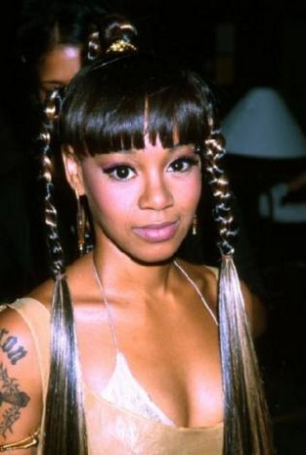 Left Eye (Sol Göz) olarak da tanınan Lopes 29 yaşındayken geçirdiği trafik kazasında öldü.