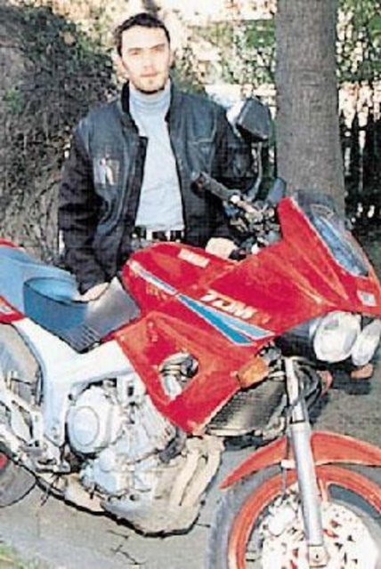 1994'te vizyona giren Atıf Yılmaz'ın yönettiği Gece, Melek ve Bizim Çocuklar filminde Derya Arbaş ve Deniz Türkali ile başrolde oynadı.