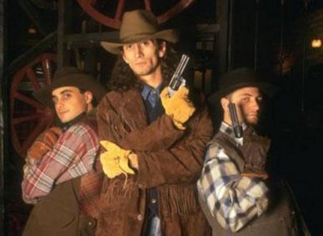 29 YAŞINDA ÖLDÜ - 1990'larda Türkiye'yi fırtına gibi kasıp kavuran Grup Vitamin'in üyelerinden Gökhan Semiz de trafik kurbanı. -