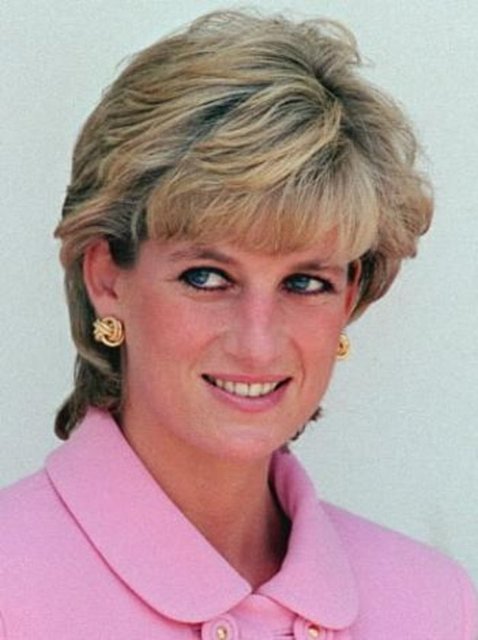 RÜZGARDAKİ MUM - Diana Spencer henüz gencecik bir kızken, İngiltere Veliaht Prensi Charles ile evlendi. Ama bu evlilik uzun sürmedi. -