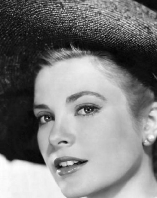 Ama henüz 50'li yaşlarının başındayken geçirdiği bir trafik kazasında öldü. Kazada küçük kızı Prenses Stephanie de ağır yaralandı.