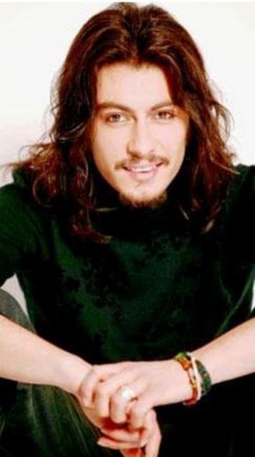 Ama 29 Haziran 2004'te yani tam da doğum günün kutladığı gün Bodrum yakınlarındaki Torba kavşağında trafik kazası geçirdi. Yanında bulunan iki kişi olay yerinde öldü. Barış'ın yaşam savaşı ise sürdü.. Hayranları, sevenleri onun iyileşmesi için günlerce dua etti. Ama aldığı yaralara direnemedi... 4 Temmuz'da son nefesini verdi. Akarsu öldüğünde 27 yaşındaydı.