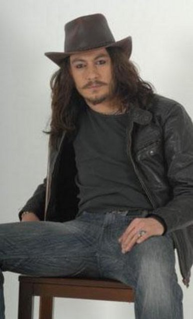 Akademi Türkiye yarışmasını birincilikle bitirdi. Önünde artık yepyeni kapılar açılmıştı.Zonguldak'ın Ereğli ilçesinde doğup büyümüştü ve artık kariyerinin geri kalanını bu işlerin kalbinin attığı yer olan İstanbul'da sürdürecekti.