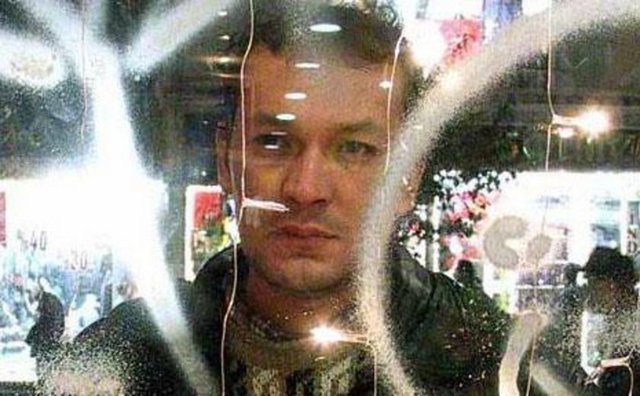 Ama Toprak bu ödülü kazandığını bile öğremeden. 2004 yılının 2 Aralık günü yine Uzak'ın yarıştığı Ankara Film Festivali'nden dönerken, kendi aracıyla Çanakkale'nin Çan ilçesi yakınlarında geçirdiği trafik kazasında yaşamını yitirdi.