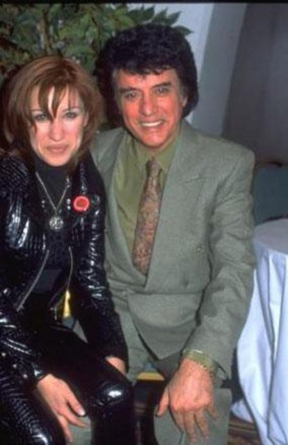 Türk pop müziğinin efsanelerinden Erol Büyükburç'un kızı olan Ajlan da baba mesleğini seçip müzik dünyasında yükselmeye başlamıştı.