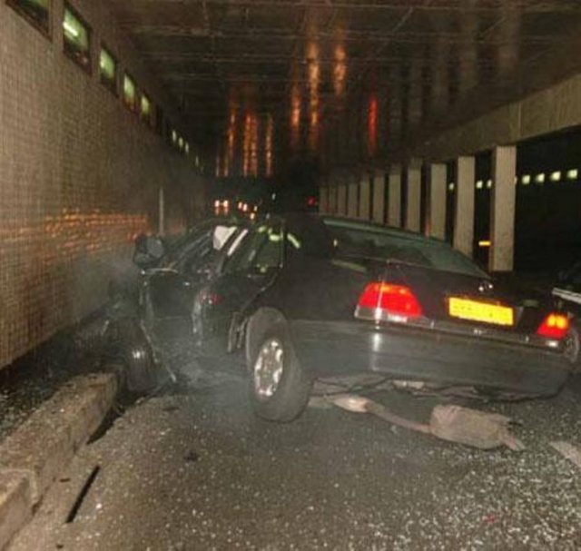 Diana bu araçtan yaralı çıkarıldı ama hastanede son nefesini verdi.