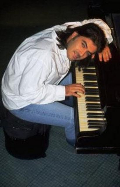 1994 yılında S Müzik'le anlaşarak profesyonel bir ekiple ilk albümünün hazırlıklarına başladı. Kara Gözlüm adını taşıyan ilk albümü 1995 yılında müzik marketlerde yerini aldı. Prodüktörlüğünü Halis Bütünley'in yaptığı albümde on şarkı yer aldı. Müzikseverlerin Kerim Tekin'le tanışması ise söz ve müziği Kenan-Ozan Doğulu kardeşlere ait olan "Cici Baba"yla oldu. Albümde Türk pop müziğinin seçkin isimleri Ozan Doğulu, Kenan Doğulu, Garo Mafyan, Zeynep Talu Kurşuncu, İlhan Şeşen, Yusuf Bütünley, Saro Secikyan, Febio Taşel gibi besteci ve söz yazarlarıyla çalıştı.