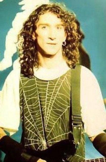 Daha sonra Grup Vitamin ile birlikte kendini Türkiye'deki her kesime sevdirdi. Emrah Anul ve Selçuk Aksoy ile seslendirdiği sözleri kendine müziği Tolga Sünter'e ait Takmayacaksın jingle'ı ile yılın en iyi reklam müziği ödülü (kristal elma) aldı. 1990 yılında Uğur Uludağ ile birlikte Espri Standartları Enstitüsü Kurumu tiyatro topluluğunu kurdu.