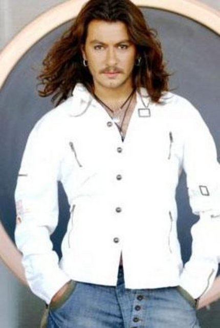 2004'te ilk albümü Islak Islak'ı piyasaya çıkardı. Bu albümden aynı yıl içerisinde "Islak Islak", "Kimdir O","Amasra" ve "Mavi" parçalarına klip çekti. 3 Ağustos 2006'da ikinci albümü olan Düşmeden Bulutlarda Koşmam Gereki piyasaya çıkardı. Bir TV dizisinde başrol oynadı. Dizi onun sayesinde milyonları ekrana kilitledi.