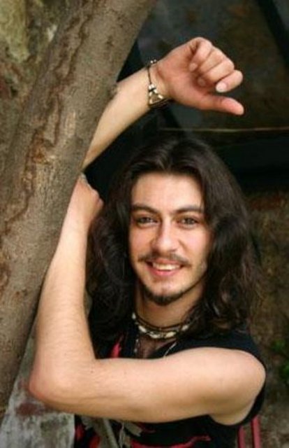 ŞÖHRET BASAMAKLARINI YENİ TIRMANIYORDU - Upuzun saçları, sürmeli güzel gözleri ve etkileyici sesiyle bütün Türkiye onu katıldığı bir yarışmada tanıdı. -