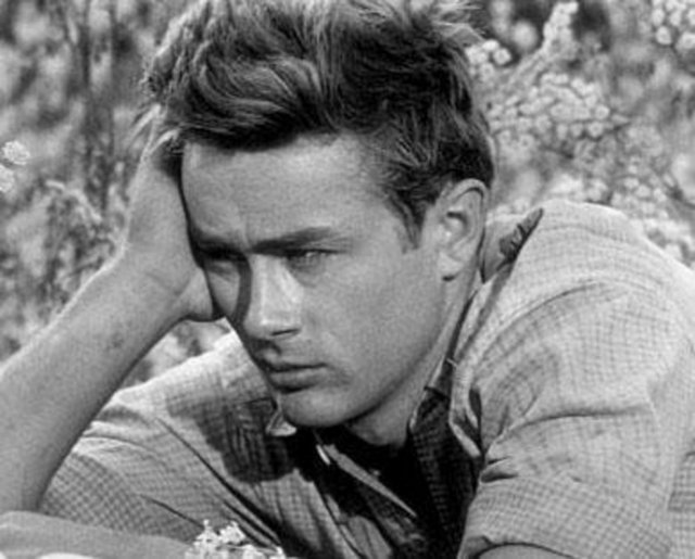 1955 yılında kendi kullandığı arabayla geçirdiği trafik kazasında öldüğünde henüz 24 yaşındaydı. Ölümünden bu yana yarım asırdan fazla bir süre geçti ama o hala bir efsane.