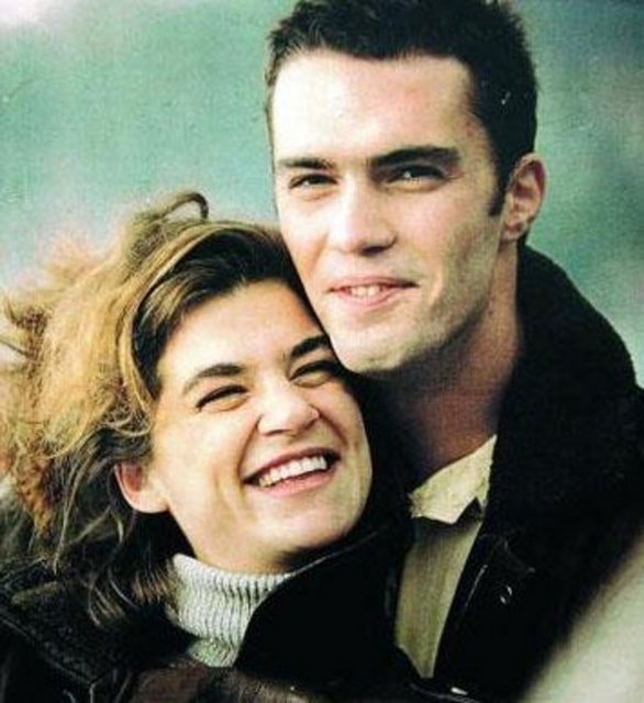 Hayatı dolu dolu yaşamayı seviyordu. Tıpkı şarkılardaki gibi. Herkesi şaşırtıyordu. 1993 yılında modacı Zeynep Tunuslu ile sürpriz bir şekilde evlendi.