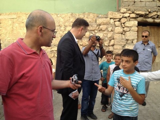 "Oyuncak aldıysan bir daha sıraya girme dediğim çocuk "vallahi, billahi kuranima ben almamışam" deyince herkes gülüştük"