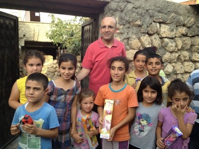 "Gittiğimiz ortamlar eğer çocuk varsa daha güzel, canlı ve neşeli..."