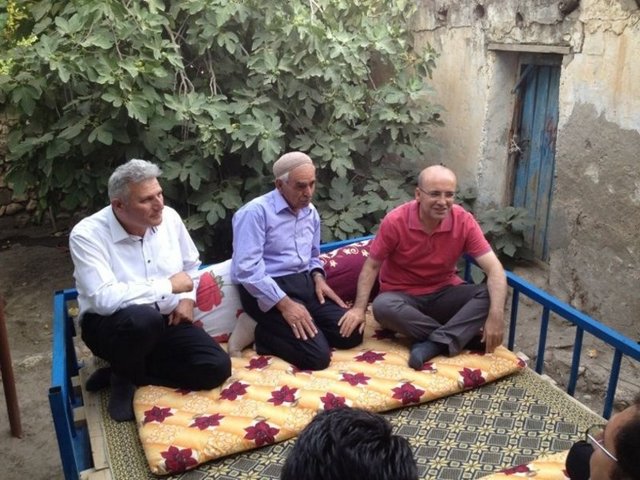 "Hasankeyf'te aile ziyaretinin en önemli tarafı yörenin en önemli enstantanelerinden tahtta oturmaktı.."