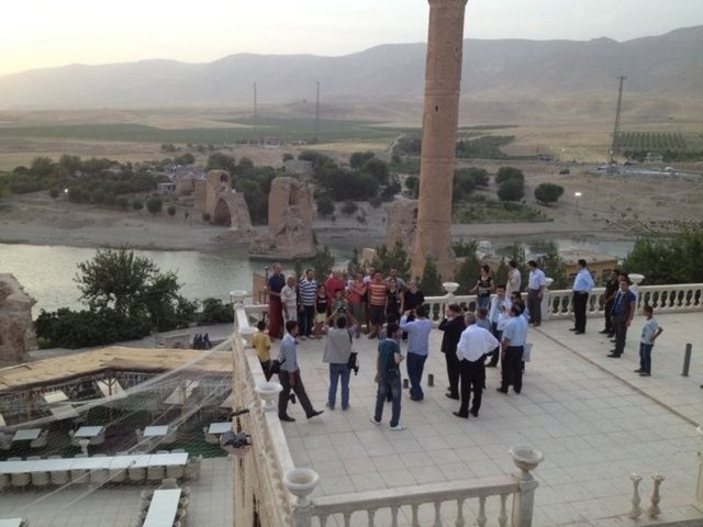 "İftardan önce turistlerle hatıra fotografı çekimi; Hasankeyf manzarası her zamanki gibi güzel!.. "