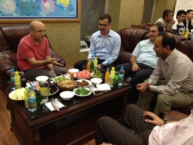 "Ramazan dolayısıyla gece çalışan işyerini ziyaretteyiz, birlikte sahur yapacağız, an itibariyla, saat 02.07.."