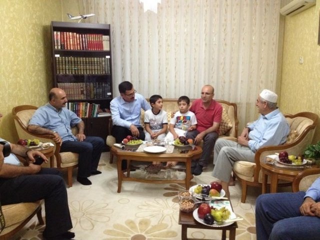 "Saat 01.14 ve an itibarıyla Batman'da bir aile ziyretindeyiz; bu fotografı da canlı olarak sizlerle paylaşıyorum"