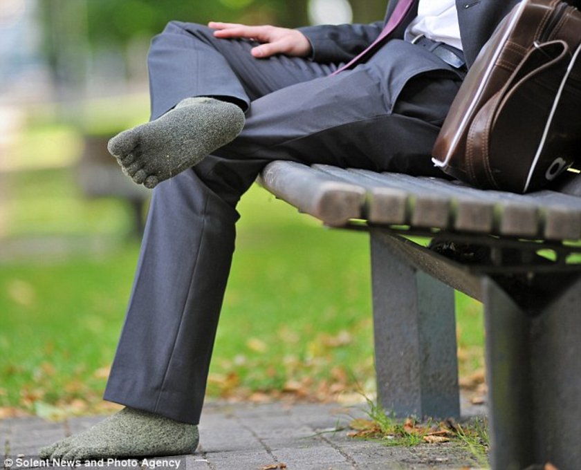 Босиком в городе летом. В носках по улице. Человек в носках. Грязные белые носки. Идти в носках по улице.