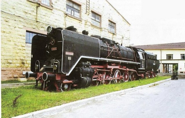 1961'de Eskişehir Cer Atölyesi'nde tamamen yerli ilk buharlı lokomotif Karakurt üretildi. 97 ton ağırlığında saatte 70 kilometre hız yapabilen Karakurt, 1976 yılına kadar demiryollarında kullanıldı. Aynı yıl Sivas Cer Atölyesi'nde de Karakurt'un ikizi Bozkurt yapıldı. Bozkurt ise 1994'e kadar kullanımda kaldı. Karakurt ve Bozkurt bugün üretim yerlerinde sergileniyor.Cer Atölyesi bünyesinde kurulan Kaynak Evi, ayın zamanda Türkiye'de dünya standartlarında kaynakçı yetiştiren bir merkez oldu.