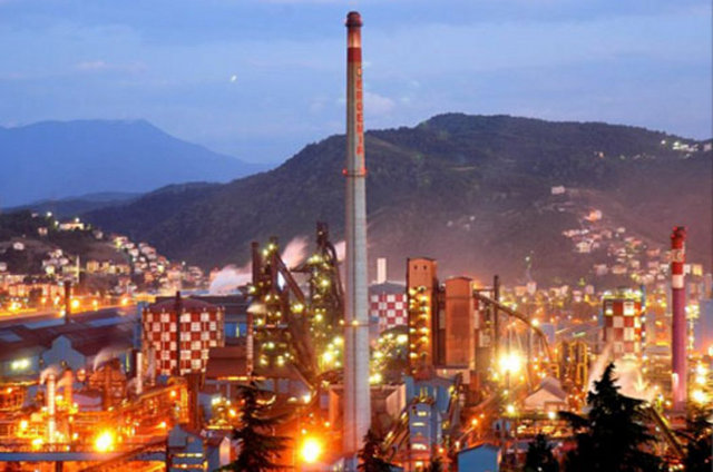 Karadeniz Ereğli'de kurulu Erdemir, Türkiye'nin ilk yassı çelik üretim tesisi olarak 1965'te faaliyete geçti.  Erdemir'in yapımı aslında 1944'te planlandı. İkinci Dünya Savaşı'nın ardından ABD'den yardım istendi. Türkiye'ye inceleme yapmaya gelen ABD'li uzman heyeti Erdemir'in inşasına karşı çıktığı gibi Karabük Demir Çelik'in de kapatılması yönünde rapor düzenledi. Raporda, "Türkiye hammadde ve tarım ürünleri ihracatçısı işlevi üstlenmeli" denildi. -  - ABD 15 yıl sonra değişen konjonktür nedeniyle kredi ve teknik destek vermeyi kabul etti. Erdemir'in iki yüksek fırınından biri olan Ayşe, 1970'te sık sık arızalanmaya başladı. ABD'li uzmanlar bakıma alınmasını gerektiğini bildirdi. Dikkate alınmadılar. 1971'e gelindiğinde ise 12 Mart Muhtırası yayınlandı. Bir ay sonra Ayşe delindi. İçindeki 2 bin derece sıcaklıktaki demir cevheri 10 derecelik havayla karışınca patlama oldu. Sabotaj iddiası ortaya atıldı. Ereğli'de sıkıyönetim ilan edildi. Yapılan incelemede de arıza olduğu sonucuna varıldı.