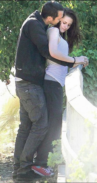 Rupert Sanders'ın sarmaş dolaş olduğu Kristen Stewart çok mutlu görünüyor.