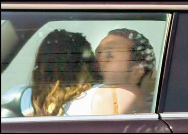 Bir süre sonra otomobile binen çift, öpüşmeye burada devam ediyor.