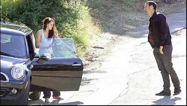 İkili yaklaşık 2 saat parkta kaldıktan sonra Stewart otomobiline binip parktan ayrılıyor.