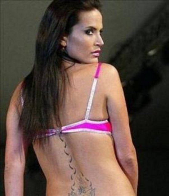 Sophie Anderton bir keresinde de İtalya'da lüks bir otelde İngiliz bir işadamıyla buluştuğunu anlattı. 32 yaşındaki manken "Adam beni tanıdı ve "Sophie senin gibi tatlı bir kız neden böyle bir şey yapar" dedi. Ona cevap veremedim. Ama sabah uyandığımda içi para dolu Christian Dior marka bir çantayı beni bekler buldum" diye kouştu.