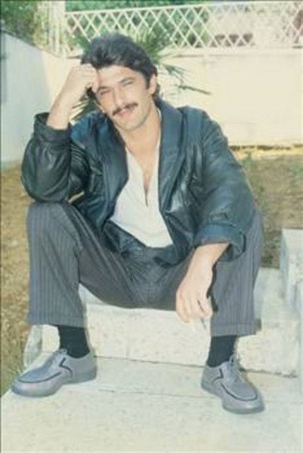 KENAN KALAV -  - Sinema oyuncusu Kenan Kalav, İspanya'da uyuşturucu kuryeliği yaptığı ve uyuşturucu kullandığı için yakalanarak hapse atıldı (1991). Bu olayda Seren Serengil'le annesinin de adı geçti. -  -