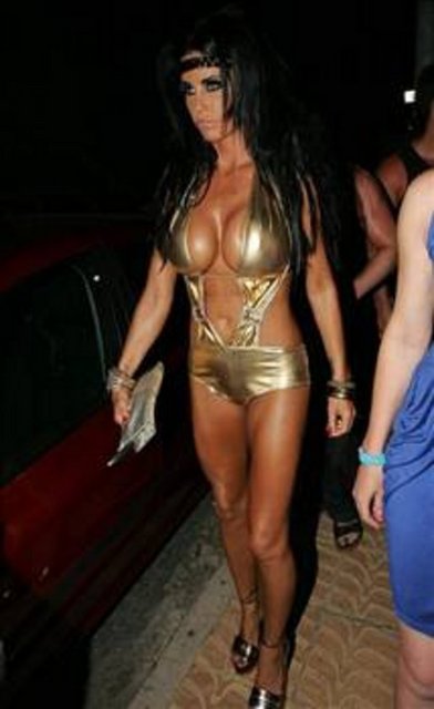 30 yaşındaki Price katıldığı Piers Morgan's Life Stories programda gözyaşları içinde henüz 6 yaşındayken başına gelen cinsel tacizi anlatmıştı.