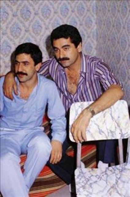 BURHAN BAYAR -  - Burhan Bayar olayından yıllar sonra uyuşturucu kullandığı sık sık gündeme gelen İbrahim Tatlıses, bir televizyon programında geçmişte bunu denediğini, gençlerin kesinlikle uzak durması gerektiğini kendisi açıkladı. Besteci ve plak şirketi sahibi Burhan Bayar, 1981 yılında esrar içen bir grubun arasında İzmir Fuarı'nda yakalandı. Bu olay nedeniyle İbrahim Tatlıses de gözaltına alındı. Ancak Burhan Bayar'ın "Ben kullanıyorum, o değil" demesiyle serbest bırakıldı. İlginçtir, bu olaydan sonra 1987 yılında polise hakaret suçundan Buca Cezaevi'ne gönderilen Tatlıses'in koğuştaki arkadaşlarından birisi de uyuşturucudan tutuklanan sazcısı Mustafa Özhan'dı.