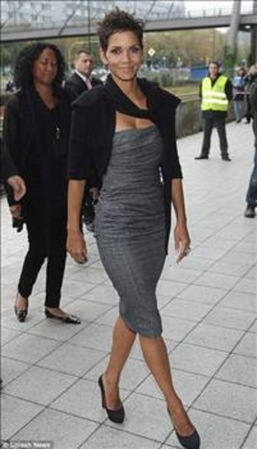 BABA TACİZİ -  - Ünlü yıldız Halle Berry henüz bebekken anne ve babası ayrıldı. Ama Berry 10 yaşına geldiğinde annesi hem Halle'nin hem de diğer kızı Heidi'nin bir baba figürüne ihtiyaçları olduğunu düşünerek eski eşi Jerome'u eve geri çağırdı. Berry bu dönemi "hayatımın en kötü günleriydi" diyerek anlatıyor. Berry, babasının şiddet uyguladığını ve annesi ile kızkardeşini sürekli olarak taciz ettiğini de hiç bir zaman saklamadı. -  -