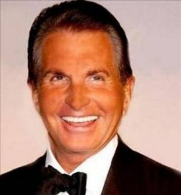 Babasının bu durumdan hiç haberi olmadığını söyleyen aktör "Üvey annem de beni zor durumda bırakacak hiçbir şey yapmadı" diye konuştu.