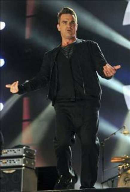 ROBBIE WILLIAMS -  - 1990'larda kokain kullanan, üzerinden yedi yıl geçtikten sonra alkol bağımlısı olan İngiliz şarkıcı Robbie Williams, bir merkezde tedavi olmaya başlamıştı.