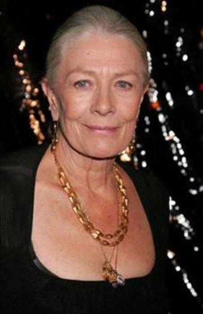 VANESSA REDGRAVE -  - Kocasını babasıyla basmış - İngiltere'nin en önemli yıldızlarından biri olan Vanessa Redgrave'in, babasını kocasıyla aynı yatakta yakaladığı ortaya çıktı. İngiliz Daily Mail Gazetesi'nde yer alan habere göre Redgrave, büyük bir aşk yaşadığı film yönetmeni ve yapımcısı Tony Richardson'la Nisan 1962'de evlendi. Çiftin iki kızları oldu ama mutlulukları kısa sürdü. Çünkü başarılı oyuncunun kocasının çok büyük bir kusuru vardı: Biseksüeldi! Redgrave'in, arkadaşı olan, Brian Desmond Hurst, ünlü oyuncunun bir gün eve erken döndüğünü ve babasıyla kocasını aynı yatakta yakaladığını açıkladı. Hurst'ün anlattıklarına göre Redgrave'in, "sör" unvanlı babası Michael Redgrave utanacağı yerde kızına "Hayatım sen de onu seviyorsun ben de, bunda ne sorun var" deme cüretini gösterdi.