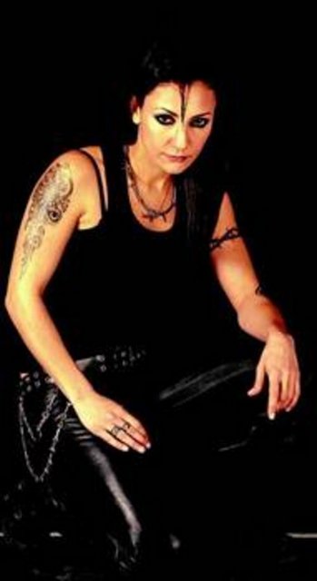 ÖZLEM TEKİN -  - Polisin düzenlediği uyuşturucu operasyonunda Özlem Tekin'le beraber gözaltına alınanlar arasında Sevda Demirel, Sinem Üretmen, Ferhat Şirin ve Sibel Gökçe vardı (1997).