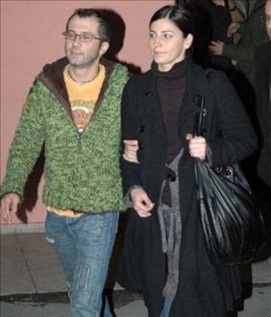 SEDA AKMAN, DURUL BAZAN -  - Eski manken Seda Akman'a ait olan villaya jandarma baskın düzenledi. Akman'ın kız kardeşi Eda Akman ile oyuncu Durul Bazan'ın da aralarında bulunduğu 15 kişi kokain alemi yaptıkları gerekçesiyle gözaltına alındı (2005).