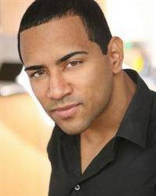 MİCHAEL L. BREA -  - ABD'de yayınlanan Ugly Betty dizisinde de rol alan Haiti asıllı aktör Michael L. Brea, Brooklyn'de annesini öldürdüğü gerekçesiyle tutuklandı. -  - Gece yarısı evden gelen çığlıklarla uyanan komşuların 911'e haber vermesi üzerine ortaya çıkan olay, ABD'de büyük şok yarattı. Görgü tanıklarının ifadesine göre, annesini elinde kılıçla evin bir ucundan diğer ucuna kadar kovalayan Brea'nın, annesini öldürürken bağırarak İncil'den pasajlar okuduğu, kendisini tutuklamaya gelen polislere ise "Tövbe" diye bağırdığı ifade edildi. -  - Ünlü aktörün akıl sağlığının yerinde olmadığı ve son dönemlerde tuhaf davranışlar sergilediği iddia edildi.