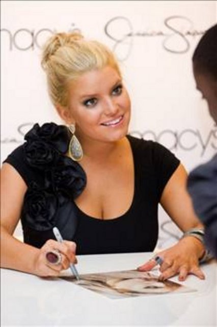 JESSICA SIMPSON -  - Rolling Stones dergisinin muhabirinin sorularını marihuana içerken yanıtlayan Jessica Simpson, bu haliyle hayranlarını düş kırıklığına uğratmış oldu.