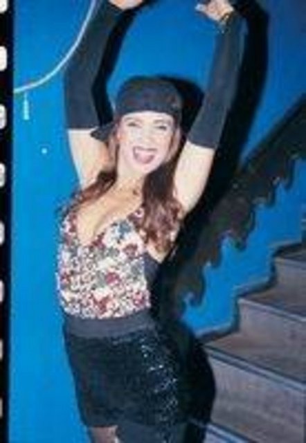 LEYLA ADALI -  - Ünlü dansözün kokain kullandığını, bir dönem birlikte yaşadığı futbolcu sevgilisi açıkladı. Adalı da bunu inkar etmedi, bu alışkanlığı sevgilisi yüzünden kazandığını söyledi. Adalı, daha sonra uyuşturucu hap kullandığı iddiasıyla gözaltına alındı. Onunla birlikte manken Esin Yücel, Semra Türel'in oğlu Murat Türel ve Ebru Şimşek de gözaltına alınanlar arasındaydı (1996). Şimşek, bir süre gözaltına alındı ve özgürlüğüne kavuşur kavuşmaz da "Çok pişmanım" diyerek tövbekar olduğunu açıkladı.