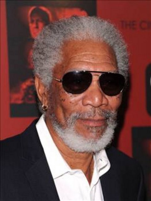 Morgan Freeman bir otomobil kazası geçirmiş ve kaza sırasında yanında genç bir kadın olduğu iddia edilmişti. Freeman E'Dena Hines ise Dark Knight (Kara Şövalye) filminin galasına da katılmıştı.
