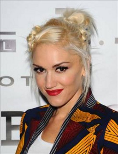 VAFTİZ KIZI ÖZ KIZI ÇIKTI -  - Ünlü şarkıcı Gwen Stefani, 2004'te Gavin Rodddale ile evlendi. İkili tam bebek için plan yaparken Stefani duyduğu bir haberle şoke oldu. Eşinin kendisine "vaftiz kızı" olarak tanıttığı Daisy Lowe'un aslında Rossdale'in Pearl Lowe'la olan ilişkisinden dünyaya gelen gerçek kızı olduğunu öğrendi. DNA testleri de küçük kızın babasının Gawin Rossdale olduğunu kanıtladı. Bu olay nedeniyle zor günler geçiren Stefani kısa bir süre sonra hamile olduğunu açıkladı. Çift hala evli ve 18 aylık Kingston adındaki oğullarıyla mutlu bir hayat sürdürüyor.