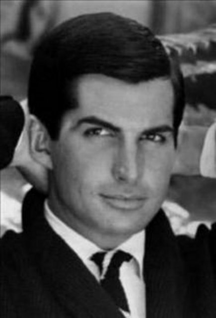 ÜVEY ANNEMLE İLİŞKİ YAŞADIM -  - Hollywood'un emektar aktörlerinden George Hamilton, katıldığı bir televizyon programında yaptığı itirafla herkesi şoke etti. -  -